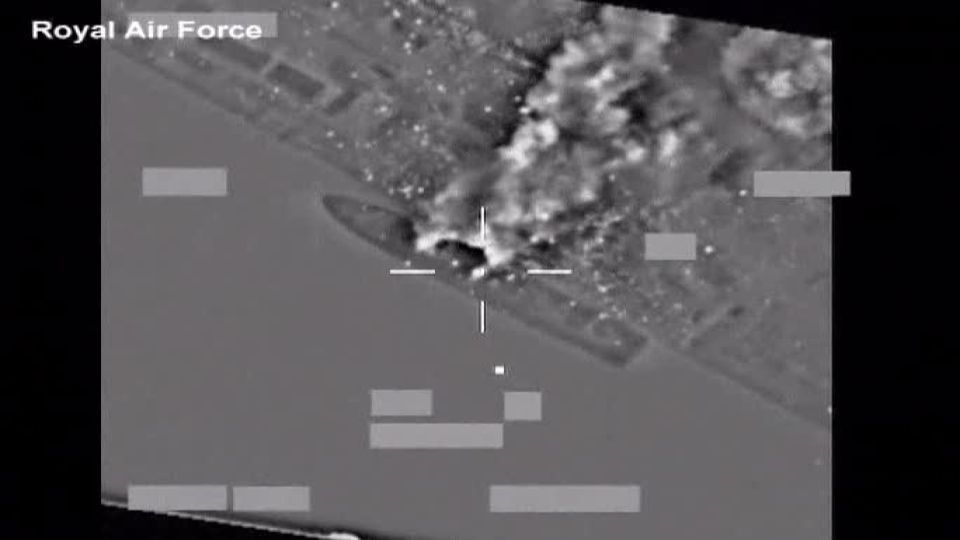 Video: Letouny poslaly ke dnu Kaddáfího válečné lodě