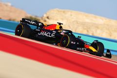 Hon na Verstappena, nováček s titulem i restart Hamiltona. F1 nabízí řadu příběhů