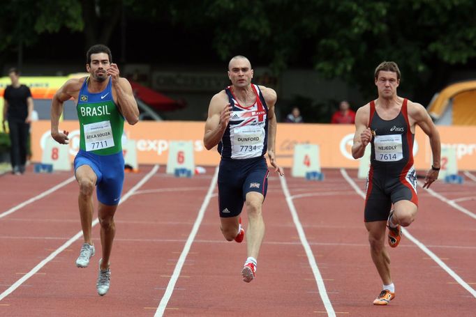 Adam Nejedlý (vpravo) v běhu na 100 metrů soupeří s Britem Edwardem Dunfordem a Brazilcem A. J. de Souzou