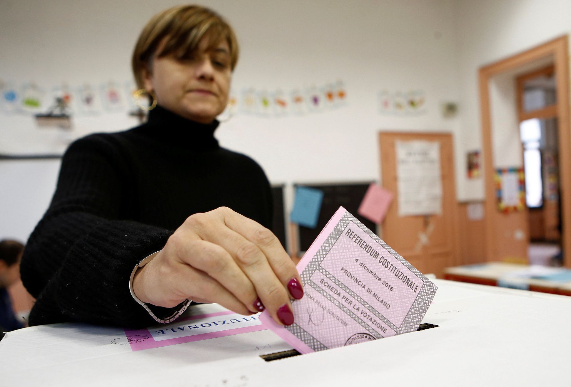 Jedna z voliček v Miláně během referenda o změně ústavy.