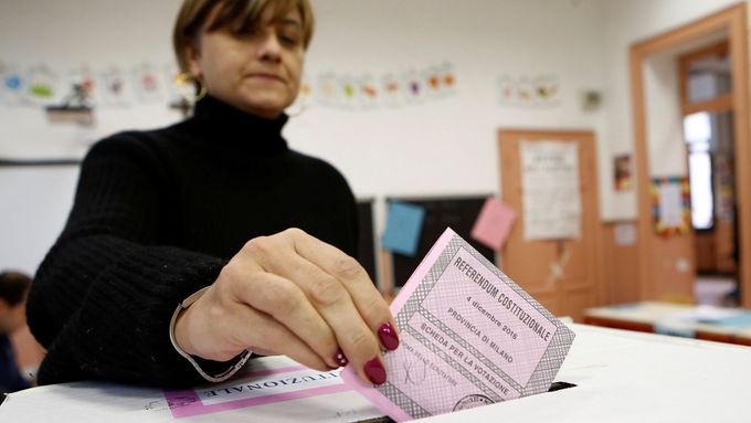 Jedna z voliček v Miláně během referenda o změně ústavy.