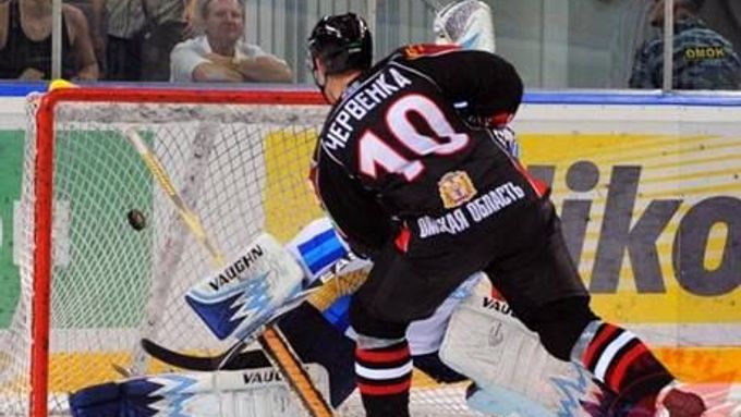 Roman Červenka střílí gól v KHL. Jeho sezona v Rusku byla opět parádní.