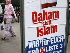 Domov místo islámu. Protimuslimská hesla opanovala i rakouskou předvolební kampaň v roce 2006.