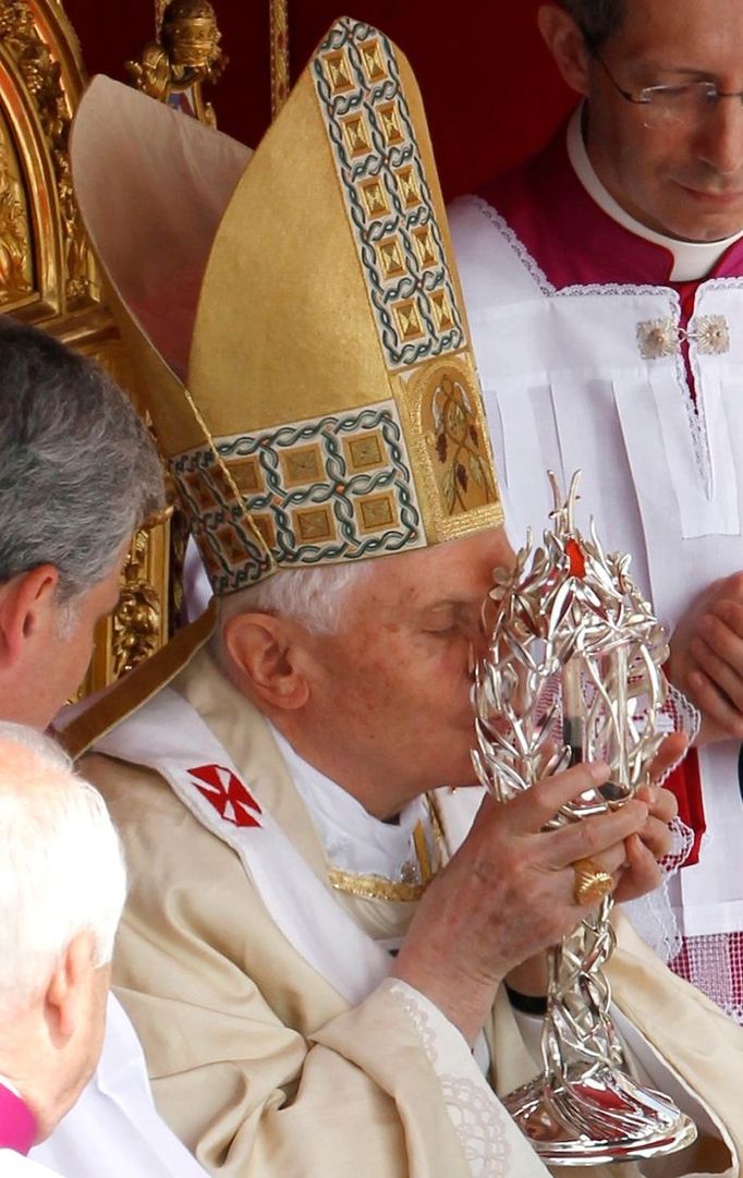 Papež Benedikt líbá nádobu s krví Jana Pavla II.