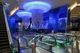 Interiér stanice Chálid ibn al-Valíd, Dubaj, Spojené arabské emiráty. Design stanice, otevřené v roce 2009, je inspirován dubajskou historií, která je spjata s mořem, rybolovem a lovem perel.