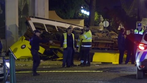 V Lisabonu havarovala tramvaj s turisty. Desítky zraněných