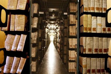 Vatikánský apoštolský archiv, umístěný v Apoštolském paláci, obsahuje záznamy Svatého stolce, státní dokumenty a historické dokumenty, přístupný badatelům od roku 1881.