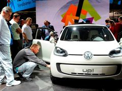 Zaměstnanci bratislavské továrny si prohlížejí model Volkswagen Space Up, který se bude v továrně vyrábět od roku 2011.