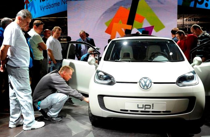 Zaměstnanci bratislavské továrny si prohlížejí model Volkswagen Space Up, který se bude v továrně vyrábět od roku 2011.