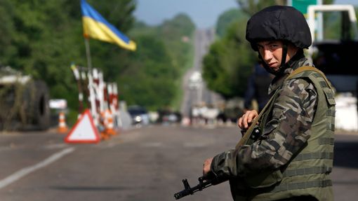 Ukrajinský voják u silniční zátarasy severně od Slavjansku.