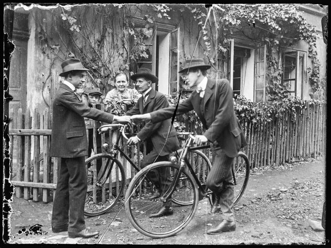 Archivní snímky neznámých autorů z let cca1900-1945, které zachraňuje fotograf Martin Wágner v rámci projektu "Negativy z popelnice" a dokumentuje tak zmizelý svět.