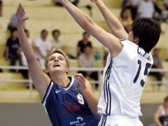 Českou basketbalistku Hanu Machovou zablokovala v utkání mistrovství světa proti Tchaj-wanu Liu Chun-yi (vpravo).