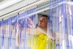 Jak v zimě zamezit únikům tepla nejen ze skladu? Instalací závěsných fólií