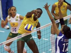 Brazilka Fabiana Claudinová (ve žlutém) smečuje v utkání s Portorikem.