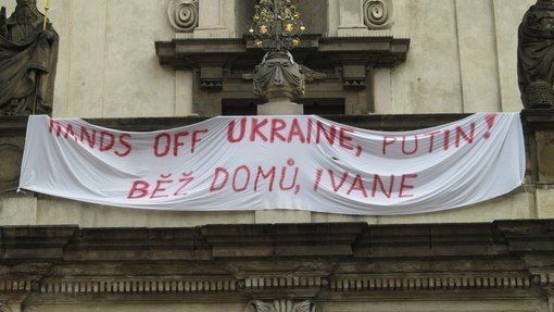 "Ruce pryč od Ukrajiny, Putine! Běž domů, Ivane" Transparent na jedné z budov ve východoukrajinském Charkově.