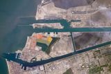 Od srpna 2015 je průplav také dvousměrný, což prudce zvedlo jeho kapacitu. Velikost lodí Suezmax, tedy největších, které mohou kanálem proplout, je v současnosti omezena dvacetimetrovým ponorem, šířkou 50 metrů a výškou 68 metrů.