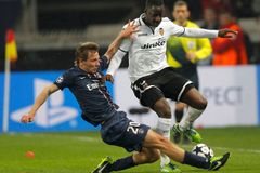 Beckham jen na lavičce, pařížský celek jde s obtížemi dál