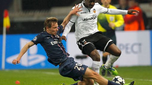 Fotbal, Liga mistrů, Paris St Germain - Valencie: Clement Chantome - Aly Cissokho