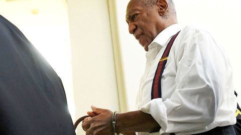 Bill Cosby v poutech. Legendární komik byl odsouzen za znásilnění