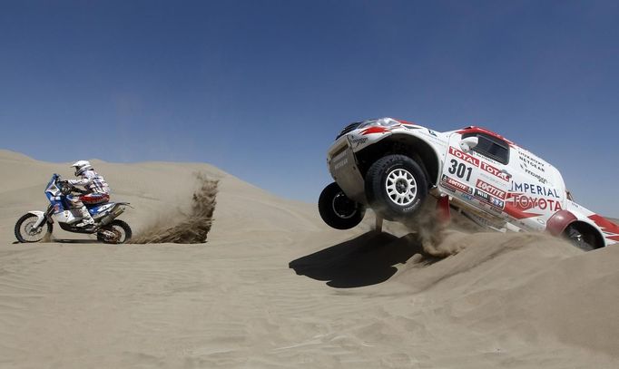 Giniel de Villiers skáče se svojí Toyotou přes dunu, právě tento jihoafrický jezdec vyhrál první "americký" Dakar v roce 2009.