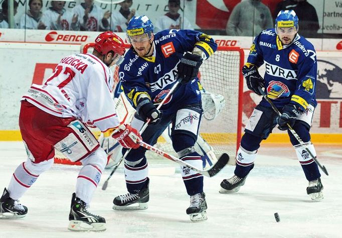 Petr Punčochář blokuje střelu Martina Růžičky, přihlíží Denis Rehák