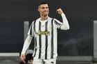 Ronaldo vede díky gólům hlavou tabulku střelců Serie A. Sevilla přeskočila Barcelonu