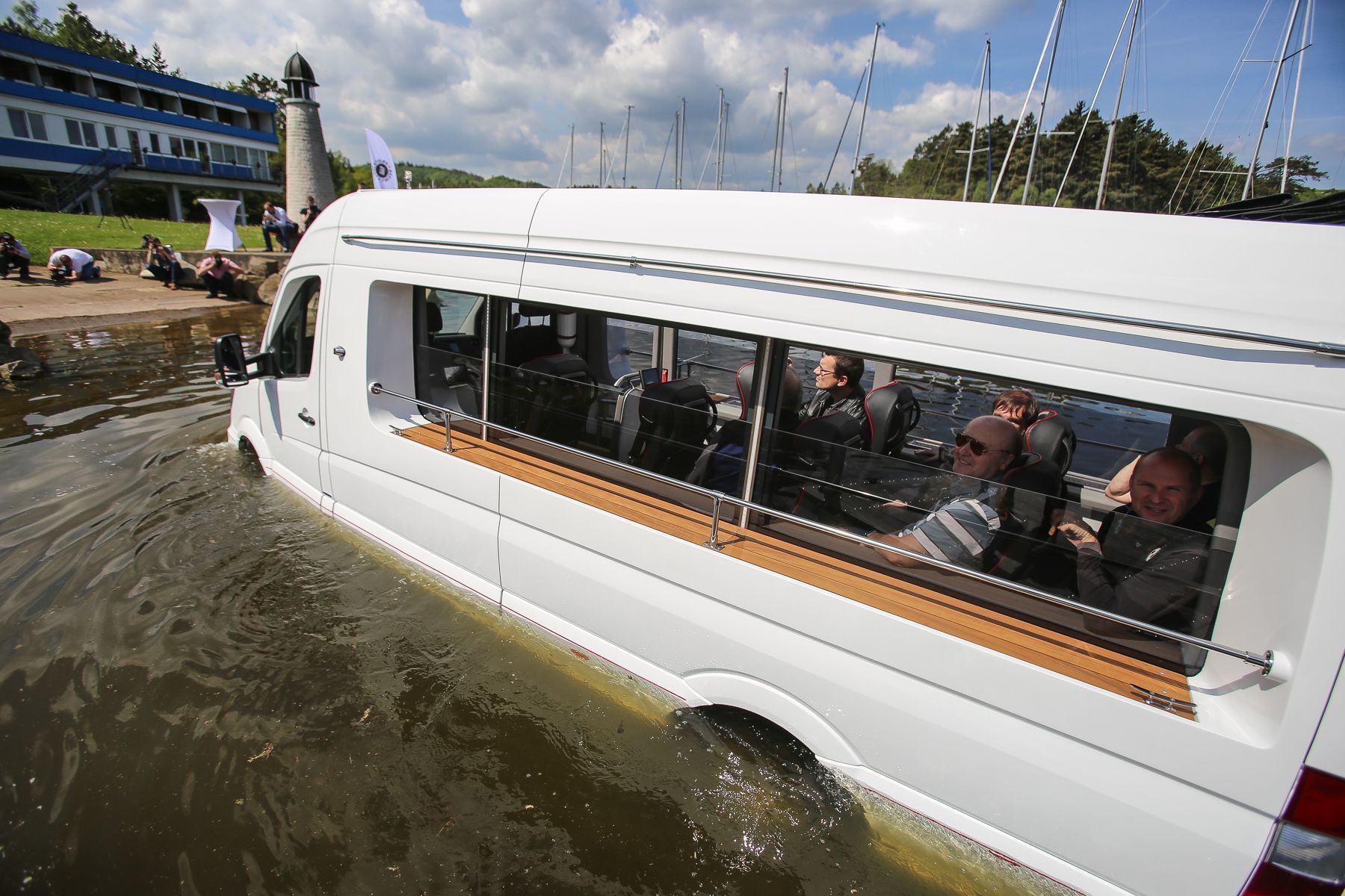 Obojživelný minibus Enjoy Sprinter, prototyp, základem je Mercedes Sprinter