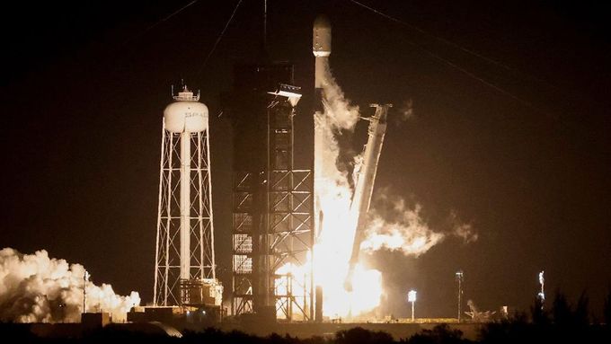 Raketa SpaceX Falcon 9 startuje na misi IM-1 k Měsíci.