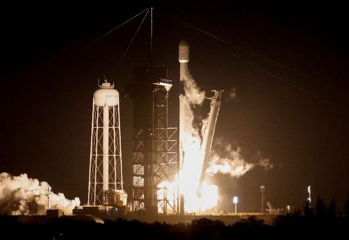 Raketa SpaceX Falcon 9 startuje na misi IM-1 k Měsíci.