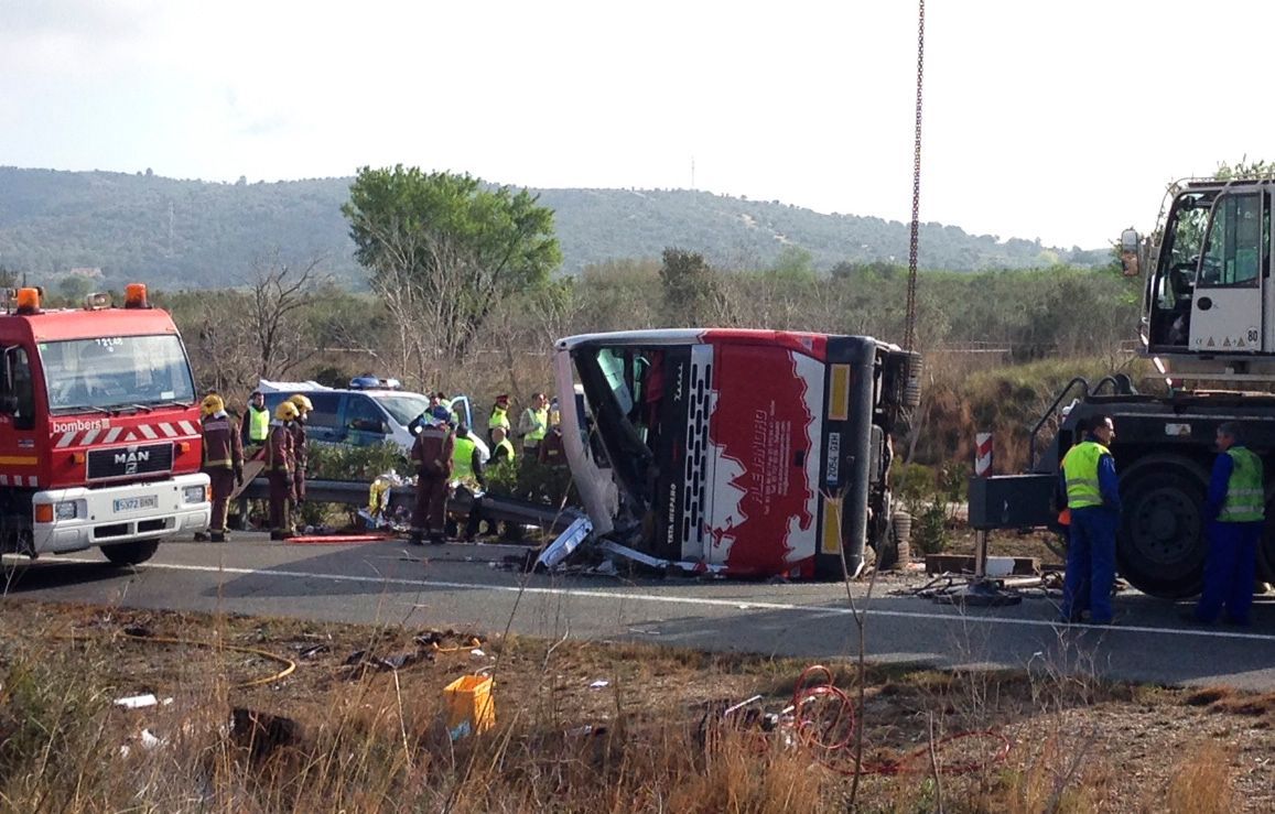 Při nehodě autobusu se studenty zemřelo ve Španělsku 14 lidí