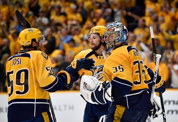 NHL, finále Nashville-Pittsburgh: radost hráčů Nashivillu -  Pekka Rinne (35),  Roman Josi (59)