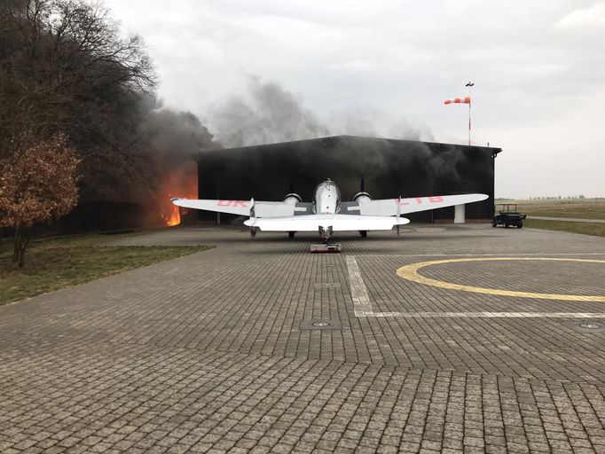 Požár pražského muzejního letiště Točná.