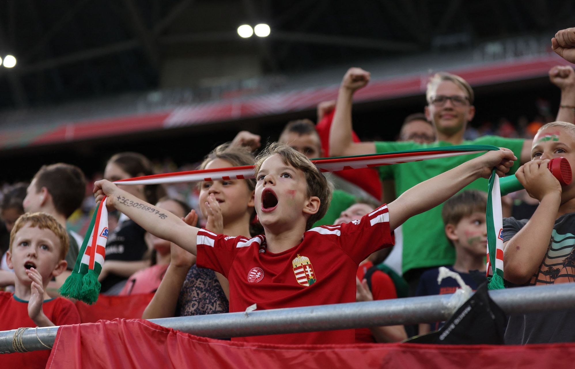Liga národů 2022/23, Maďarsko - Anglie: Maďarští dětští fanoušci