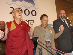 Duchovní vůdce Dalajlama, moderátorka diskuze Joyce Davis z rádia Svobodná Evropa a profesor Tomáš Halík