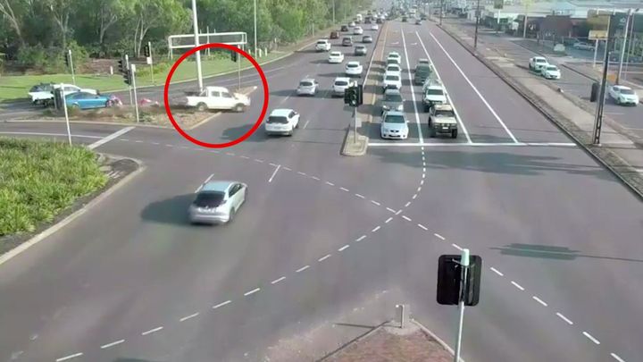 Auto najelo v plné rychlosti do ucpané silnice. Záznamu policista nemohl uvěřit; Zdroj foto: Facebook/Northern Territory Police, Fire and Emergency Services (ext.)