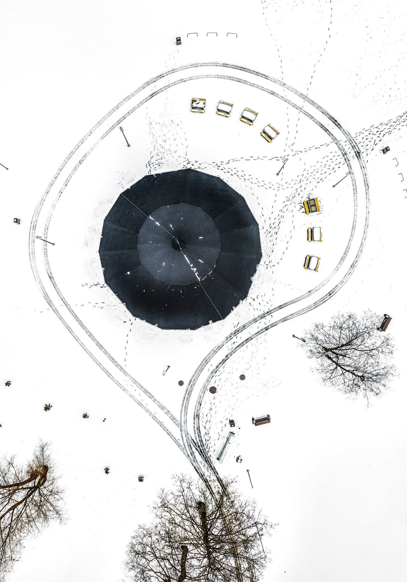 Marcin Giba: Nebeské obrazy (snímky z výstavy v ostravské Galerii Opera - v Divadle Jiřího Myrona)