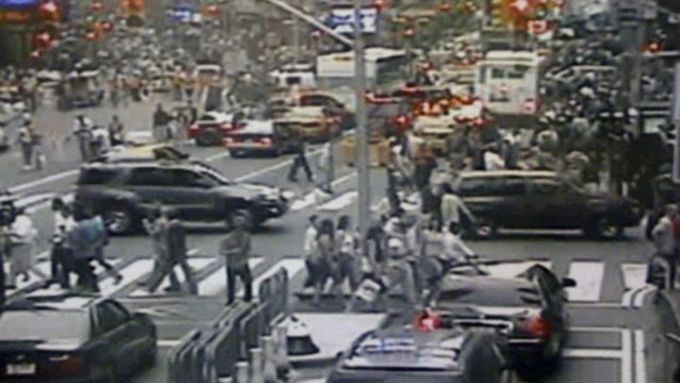 Na záběru monitorovací kamery je vpravo vidět Nissan, projíždějící přes Times Square.