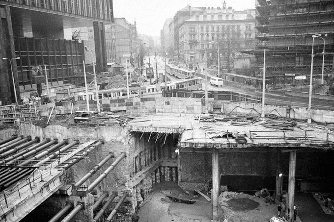 Stavba metra v okolí budovy Národního muzea v Praze. Rok cca 1969 - 1970s