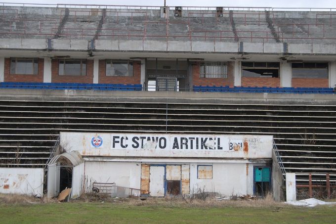 Pohled na zchátralý fotbalový stadion Za Lužánkami.