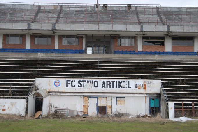 Pohled na zchátralý fotbalový stadion Za Lužánkami.