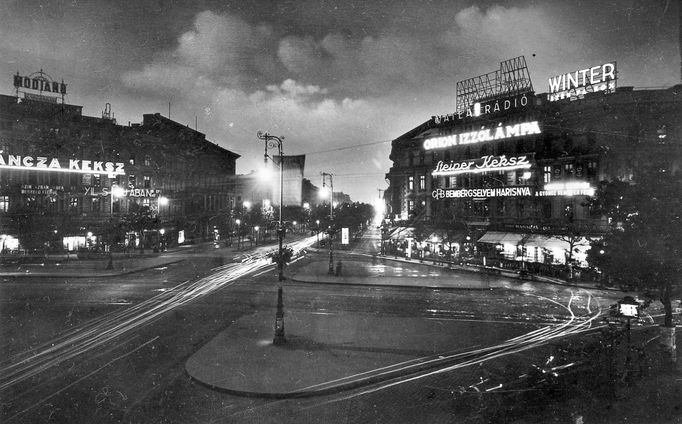 Náměstí Hrdinů v Budapešti na nočním snímku z roku 1930.