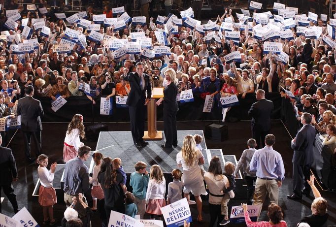 Mitt Romney slaví vítězství po boku manželky Ann. Las Vegas, Nevada.