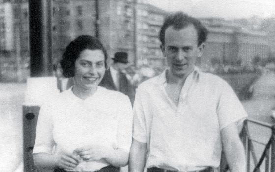 Jiří Orten s Lízou Kleinovou v Praze na nábřeží roku 1941, v pozadí podolská vodárna. Lízin bratr, klavírista Gideon Klein, zahynul v Osvětimi.