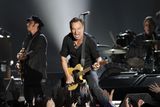 Po úvodním vystoupení Bruce Springsteena a jeho E-Street Bandu musela přijít modlitba za zesnulou  Whitney Houston...