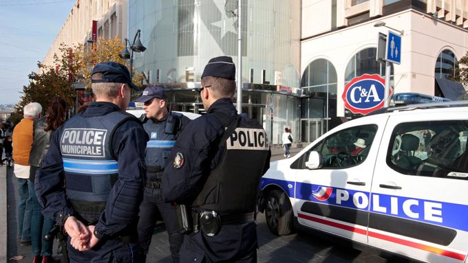 Hlídkující francouzští policisté.