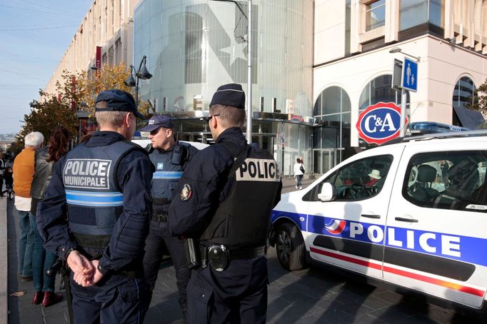 Francouzská policie hlídkuje před obchodním centrem v Nice.