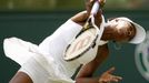 Americká tenistka Venus Williamsová v zápase proti domácí Naomi Cavadayové v prvním kole Wimbledonu.