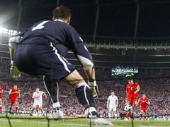 Osudný moment. Polský brankář Boruc mohl být hrdinou zápasu. Po penaltě se stal pouze smutným hrdinou.