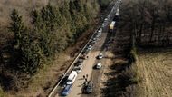 Záběr z dronu na kolonu aut prchajících Ukrajinců v neděli 27. února. Táhla se v délce asi 35 km směrem k pohraničnímu přechodu Shehyni-Medyka.