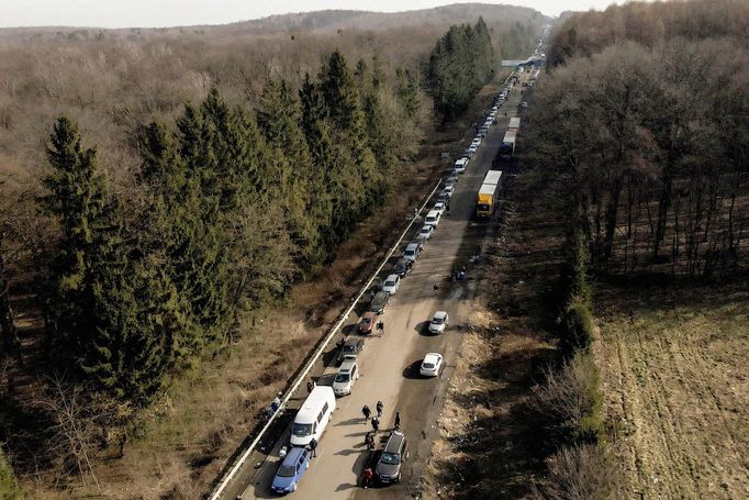 Záběr z dronu na kolonu aut prchajících Ukrajinců, která se táhla v délce asi 35 km směrem k pohraničnímu přechodu Shehyni-Medyka s Polskem. 27. 2. 2022